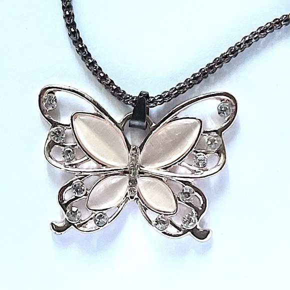 Jewelry - Necklace with butterfly-shaped pendant in rose gold and opal